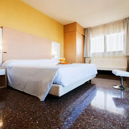 فندق Fontana Plaza 3*