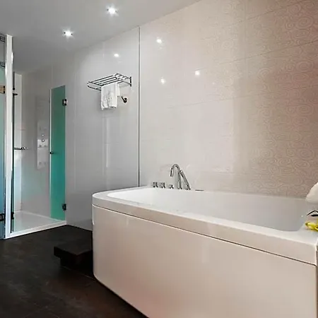 Hotel Fontana Plaza 3*