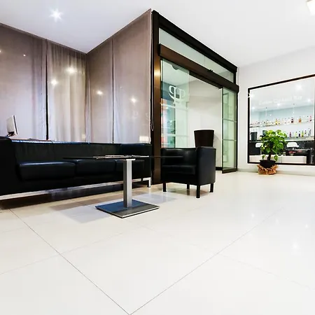 Отель Fontana Plaza Торевьиа