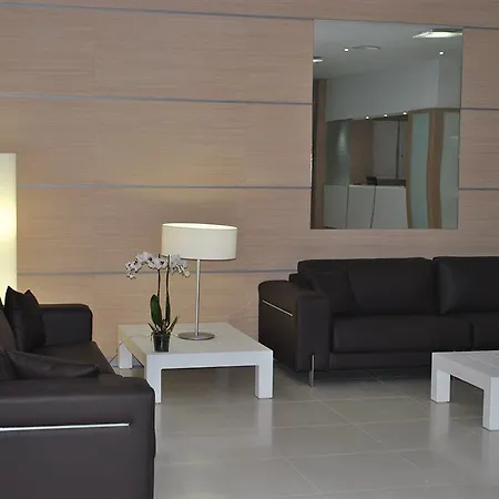 Fontana Plaza Готель 3*