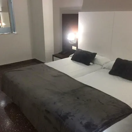 Отель Fontana Plaza Торевьиа